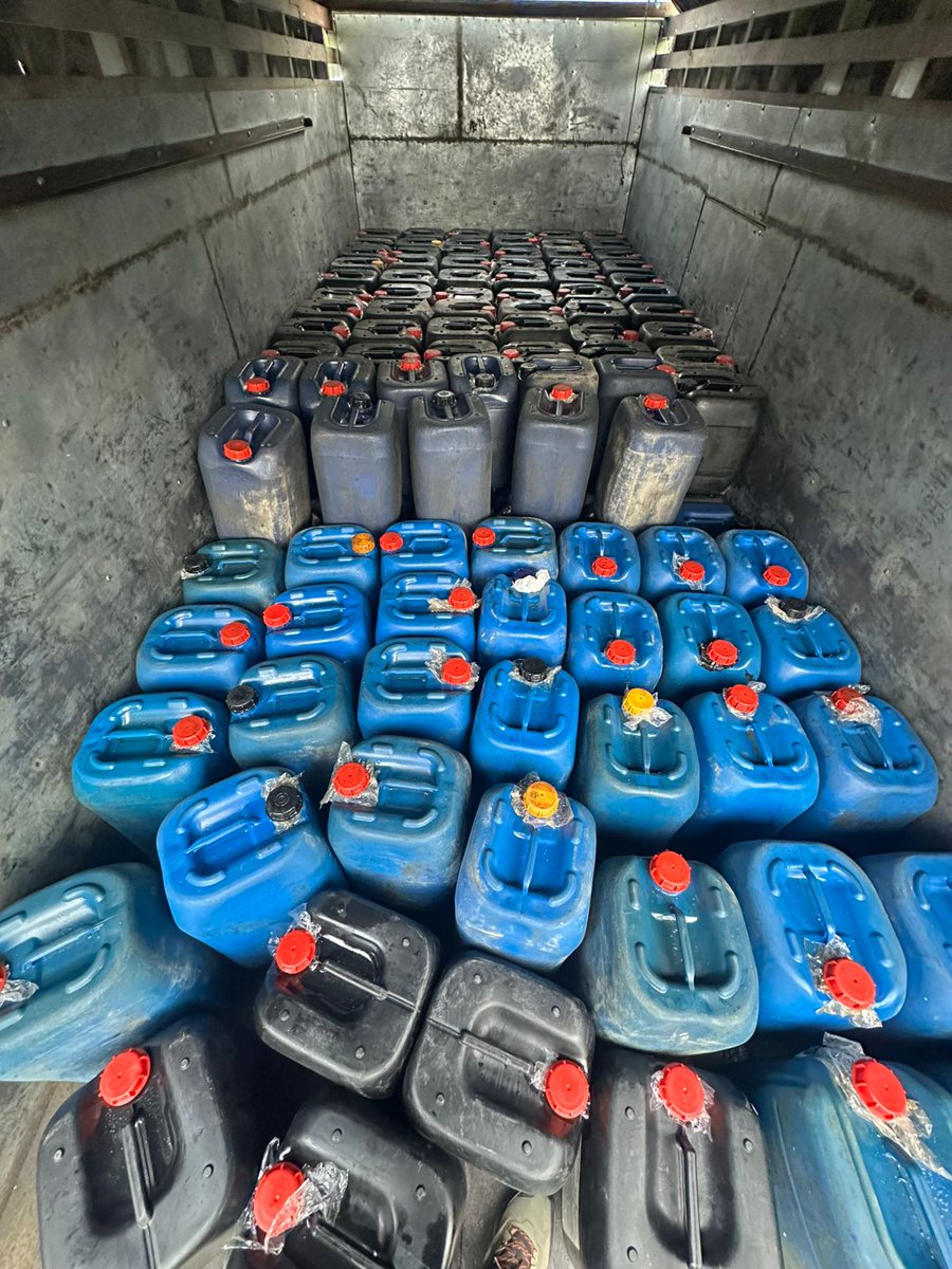 leocastro77's tweet image. 🚨 Más de 190 mil galones de #combustible y 182 tanques de gas,que serían utilizados para el contrabando,fueron #decomisados por el #GobiernoNacional en diferentes operativos en 8 provincias del país.
▪️48 personas fueron detenidas.
▪️45 vehículos quedaron bajo custodia policial