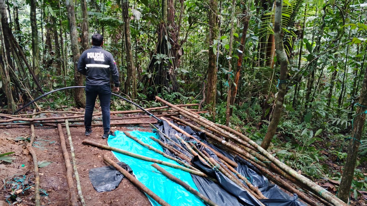 leocastro77's tweet image. 🚨 Más de 190 mil galones de #combustible y 182 tanques de gas,que serían utilizados para el contrabando,fueron #decomisados por el #GobiernoNacional en diferentes operativos en 8 provincias del país.
▪️48 personas fueron detenidas.
▪️45 vehículos quedaron bajo custodia policial