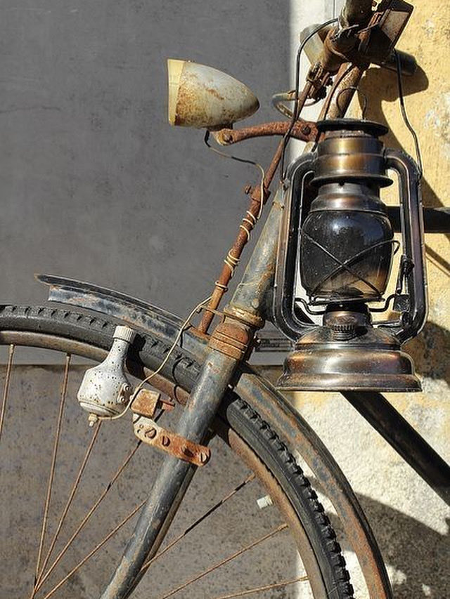 हम सत्य नहीं ढूंढते हम अपनी,
सुविधा अनुसार की बातें ढूंढते हैं