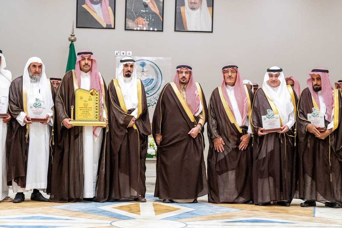 ثمّن سموه خلال التكريم الجهود المبذولة من الجميع الذين ساهموا في إنجاح المبادرة من المزارعين ورجال الأعمال ، وأسهمت توفير فرص العمل للشباب والاستفادة المثلى من انتاج النخيل في موسم الخراف..

سمو #أمير_منطقة_القصيم يكرم المشاركين والداعمين لمبادرة “خراف النخيل” بمحافظة الشماسية.