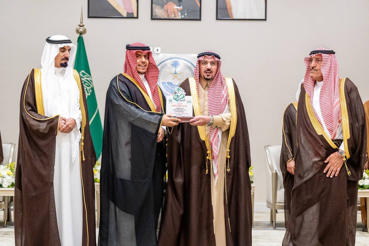 صور|

سمو #أمير_منطقة_القصيم يكرم المشاركين والداعمين لمبادرة “خراف النخيل” بمحافظة الشماسية.