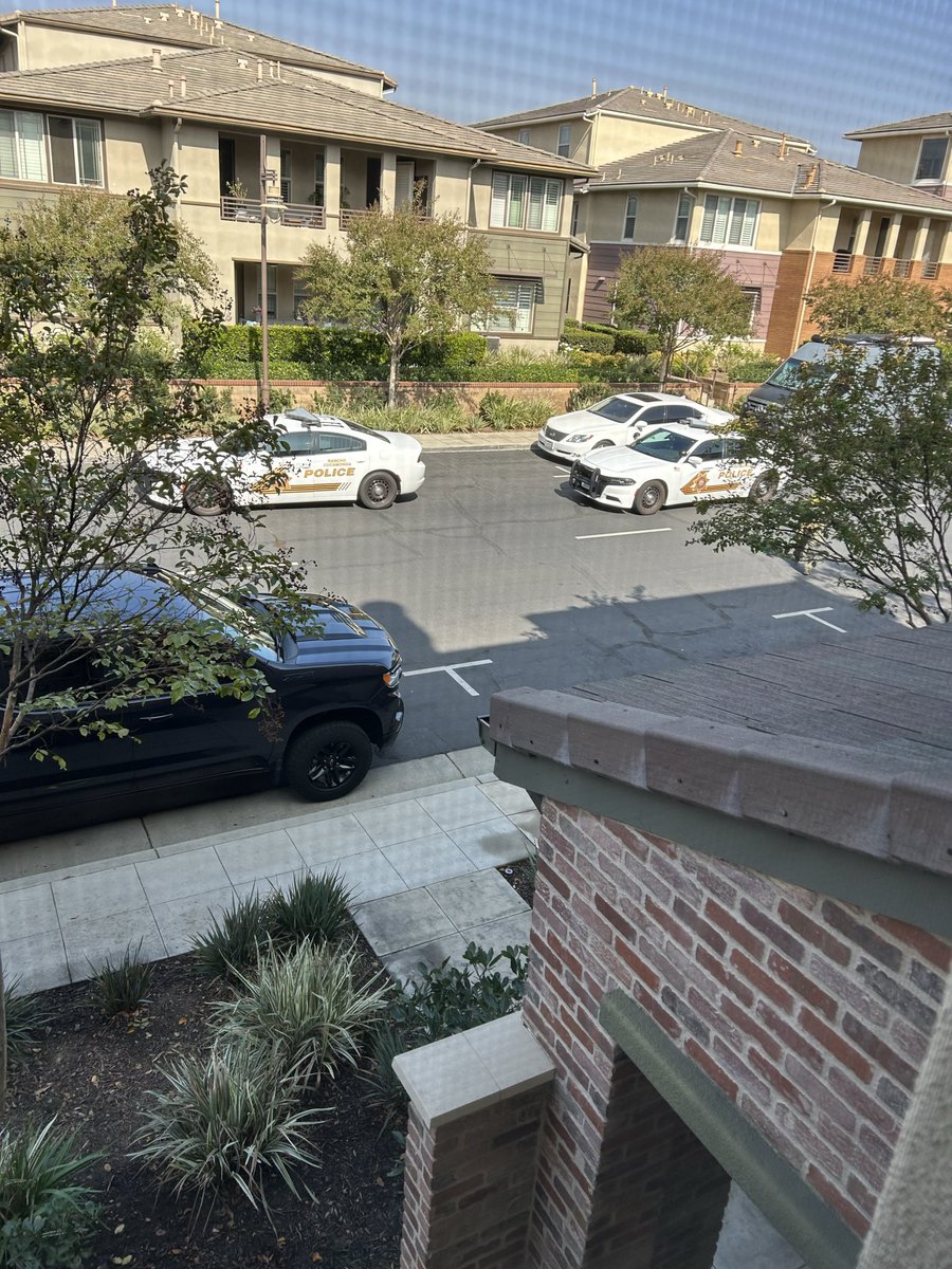 alexvnews's tweet image. Residents being told to stay inside and get down. #NBCLA