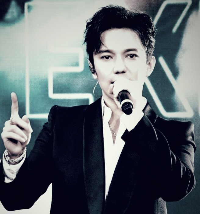 jynyqipivuwi's tweet photo. @mnmnm22mnm და რა სტილშიც არ უნდა იმღეროს, ის უნიკალურია. არ აქვს მნიშვნელობა როგორ გიჩვენებთ ის უნიკალურ, წარმატებულ და წარმოუდგენლად ამაღელ���ებელ არტისტს.  სულაც არ არის გასაკვირი, რომ მას მსოფლიოს საუკეთესო მომღერლად უწოდებენ.
DIMASH UNIQUE MUSIC 
ENJOY THE VOICE 
#DimashQudaibergen https://t.co/gBFYfjR3ez