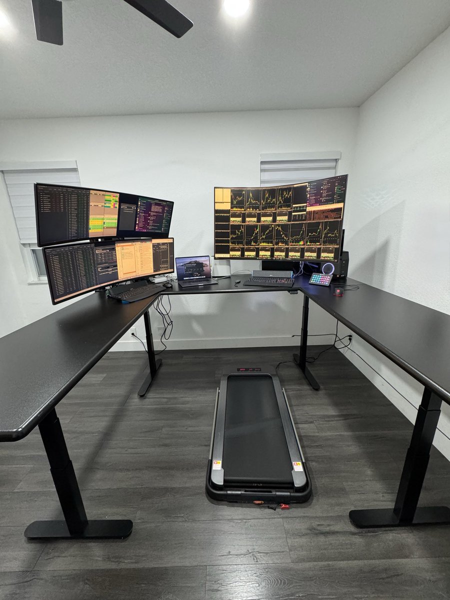 thelaptoplegend's tweet photo. First day with my new standing desk, gonna be a game changer I can tell https://t.co/fvSWP3Nvr9