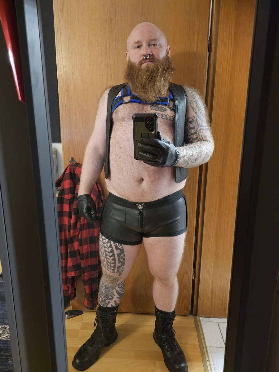 Guess who had fun on saturday..
Kinda destroyed a very nice bottom 🤤 but he did quite well!! Needs some training though.

#top,#dominant, #threesome