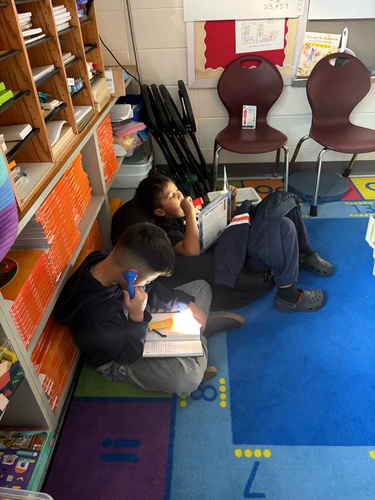 BPD3HW's tweet image. Mrs. Newman’s 2nd graders had a blast with flashlight reading! After a day full of hard work, they loved getting comfy, turning off the lights, and reading with their flashlights. Such a fun way to end the day! 
#HoweBears #LearnLeadSucceedBPD3 #literacyfun