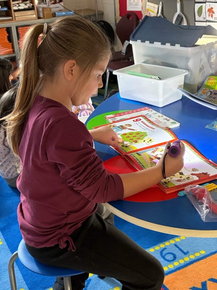 BPD3HW's tweet image. Mrs. Newman’s 2nd graders had a blast with flashlight reading! After a day full of hard work, they loved getting comfy, turning off the lights, and reading with their flashlights. Such a fun way to end the day! 
#HoweBears #LearnLeadSucceedBPD3 #literacyfun