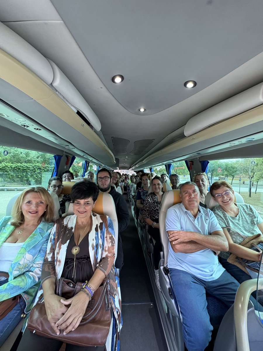 🎤 ¡Hoy hemos ido al show de Bertín con nuestros vecinos del Distrito Cerro-Amate!
Una tarde en la que hemos disfrutado, reído y compartido muy buenos momentos 👏✨
Su emisión será el próximo 14 de noviembre ✨
<a href="/elshowdebertin/">El Show de Bertín</a>