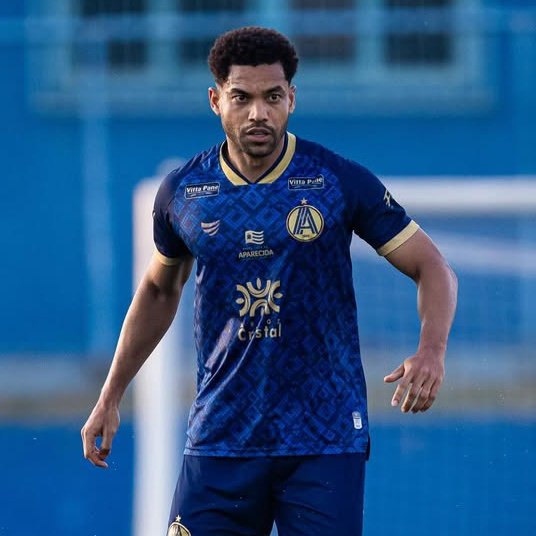 Lucas Rocha, é do Galo! 

O zagueiro de 30 anos, estava na Aparecidense-GO e tem passagens por Vasco, Atlético Goianiense, Boavista, Bragantino, Muangthong, Inter de Limeira e Água Santa.

Seja bem-vindo xerife