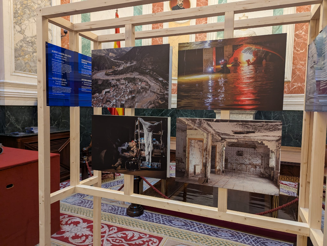 📸 Este dilluns el <a href="/Congreso_Es/">Congreso</a> ha acollit la presentació de l'exposició "Un año de la dana", que es podrà vore al vestíbul d'Isabel II de la cambra durant tot el mes de novembre,

Una nombrosa representació de fotoperiodistes han assistit a l'acte, en el qual han participat la