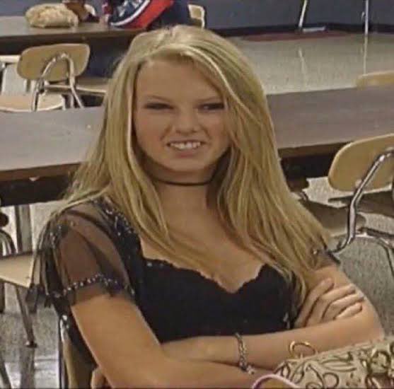 Uniquecornio's tweet image. Meanwhile hailey bieber after seven years of masive bullying not only from people but for whole companies: