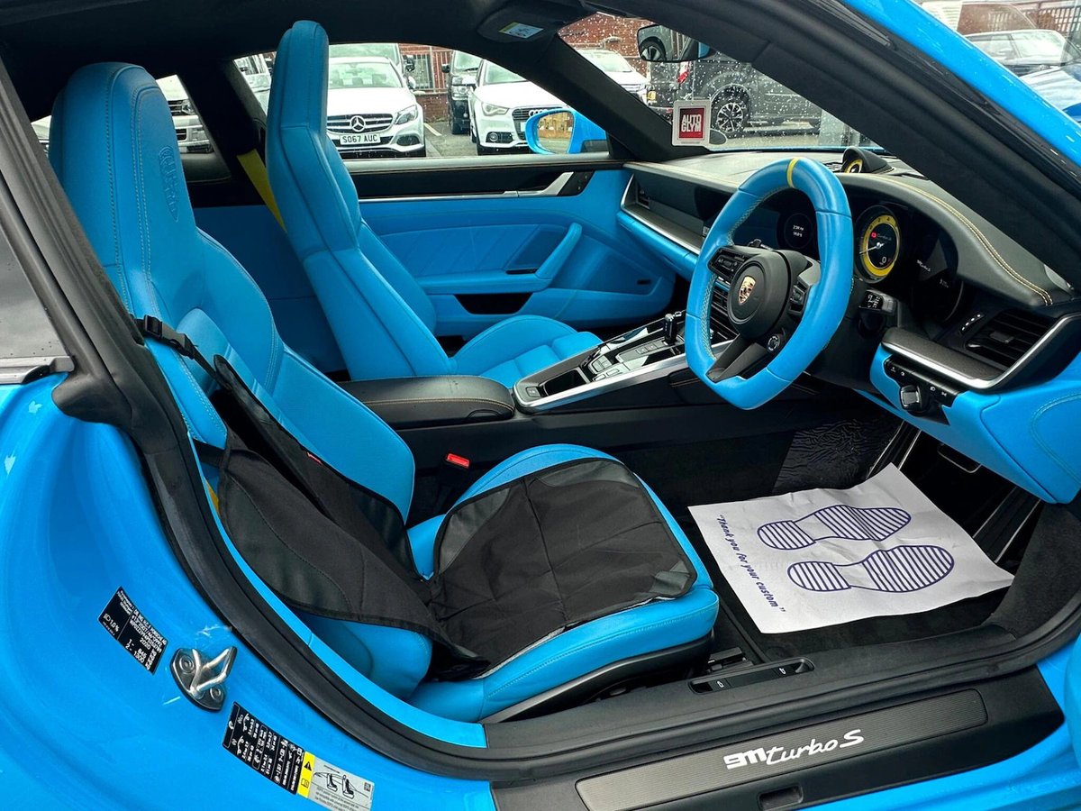 mattjameswright's tweet image. Can you ever have too much blue? 
And what&apos;s going on with the steering wheel? 
😳🤣

ebay.co.uk/itm/1875312091…