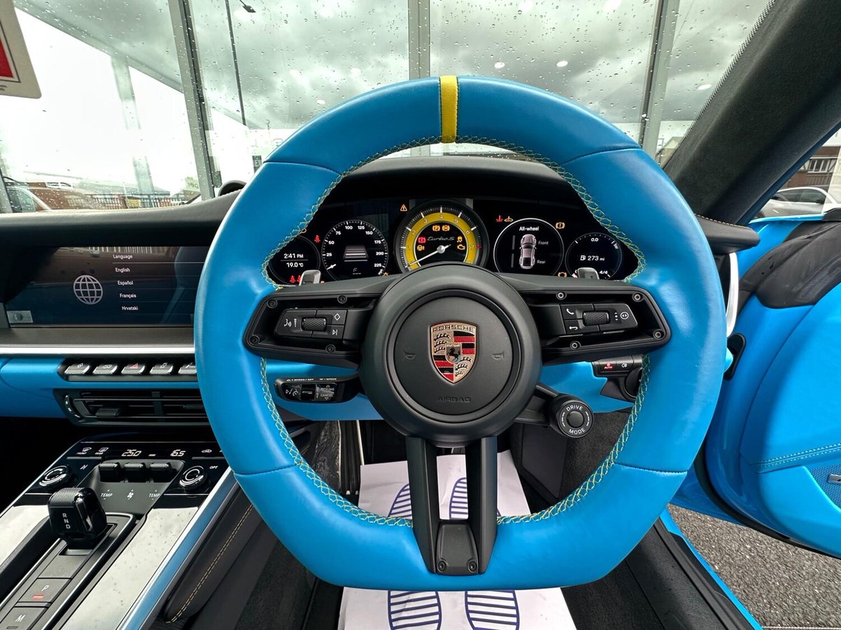 mattjameswright's tweet image. Can you ever have too much blue? 
And what&apos;s going on with the steering wheel? 
😳🤣

ebay.co.uk/itm/1875312091…