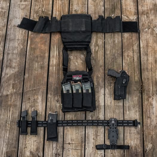Raineinc's tweet photo. Starting the week off right😎#MondayMotivation
• #RTG Plate Carrier w/Velcro Cummerbund
• Triple 556 Elastic Mag Pouch
• RTG Dual Layer Tactical Belt
• @True_North_USA RHP w/ their Leg Strap Kit
• Single Rifle & Pistol Elastic Mag Pouches
#TacticalGear #magpod #backinblack https://t.co/1KZX3nH2gj