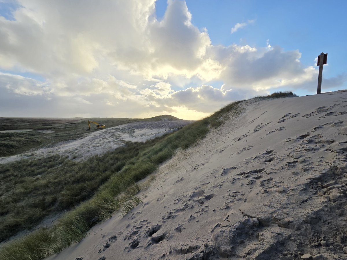 ThomasvanderEs's tweet photo. Mooi om de afgelopen dagen de kerf bij paal 14 te zien werken. Dagenlang al Westerstorm waarbij strand en duinzand naar binnen waaien. Precies zoals het bedoeld is! 
#Texel https://t.co/XPNpB36UM0