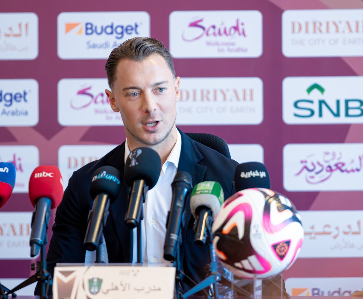 سمعت بموضوع 3 سنوات كثيرًا في الفترة الأخيرة .. شيء غريب جدًا هذا الحديث !

في السنة الأولى جاء قبل بداية الموسم بـ 11 يوم من دون معسكر مع النادي ..

جاء إلى نادي قام بإخراج 15 لاعب وإدخال 15 لاعب جديد .. بمعنى تم تغيير 60% من اللاعبين !

هذي نقطة .. النقطة الآخرى: الطاقم الفني