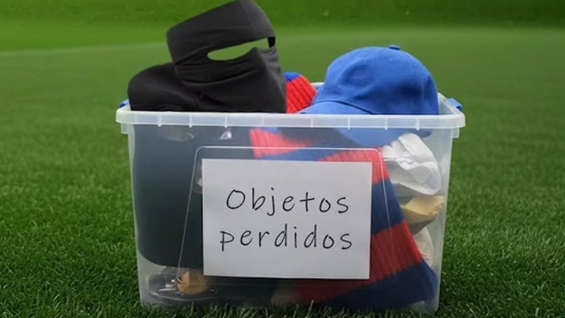 Cooperativa's tweet photo. "Objetos perdidos": La picante publicación de la UC contra la U tras ganar el clásico universitario #Cooperativa90 https://t.co/19fRtfmd58 https://t.co/yA0W3yDF2E