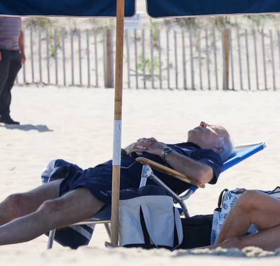 Sadie_NC's tweet image. The Biden term summed up in one photo.
😏😏