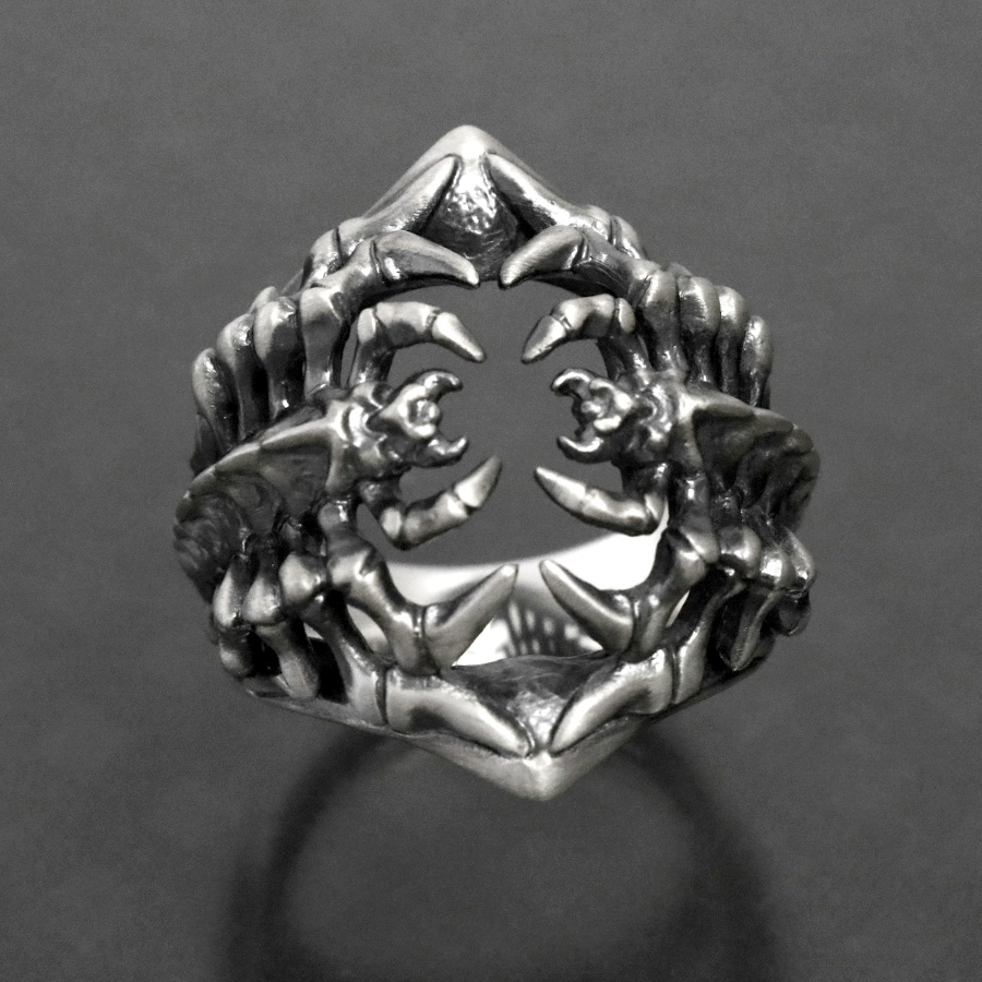 SILVER_GEEKS's tweet image. 2匹の百足系クリーチャーが向かい合ったリング！
透かしの空間が美しい！

STRANGE FREAK DESIGNS
「ラナルーサⅡ」
ameblo.jp/silver-geeks/e…
#sfdjp
@STRANGE_FREAK