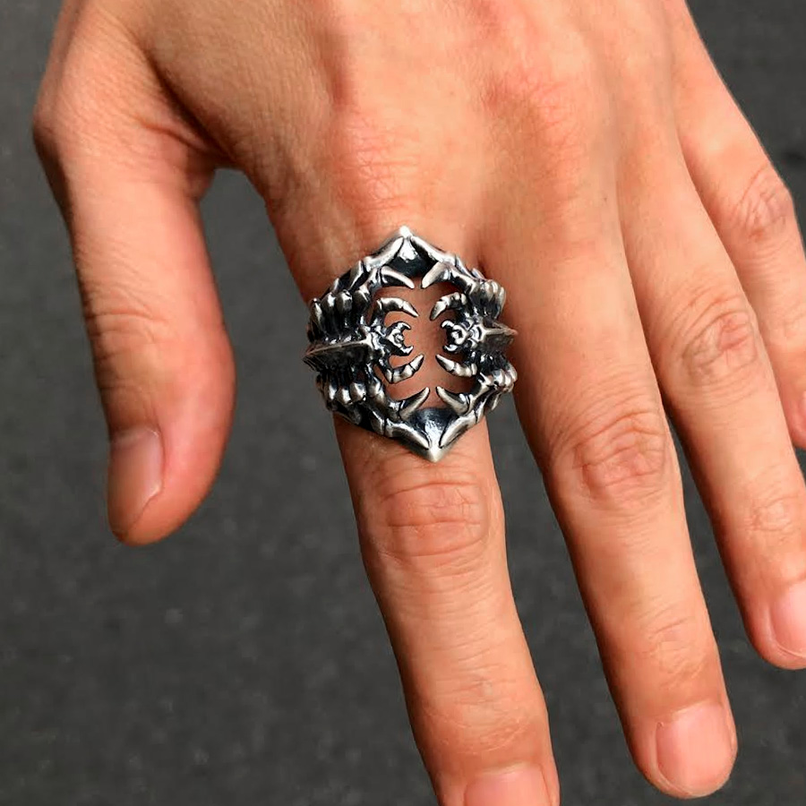 SILVER_GEEKS's tweet image. 2匹の百足系クリーチャーが向かい合ったリング！
透かしの空間が美しい！

STRANGE FREAK DESIGNS
「ラナルーサⅡ」
ameblo.jp/silver-geeks/e…
#sfdjp
@STRANGE_FREAK