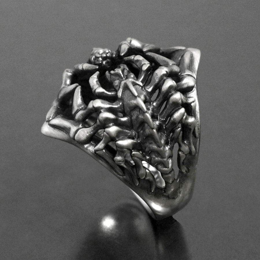 SILVER_GEEKS's tweet image. 2匹の百足系クリーチャーが向かい合ったリング！
透かしの空間が美しい！

STRANGE FREAK DESIGNS
「ラナルーサⅡ」
ameblo.jp/silver-geeks/e…
#sfdjp
@STRANGE_FREAK