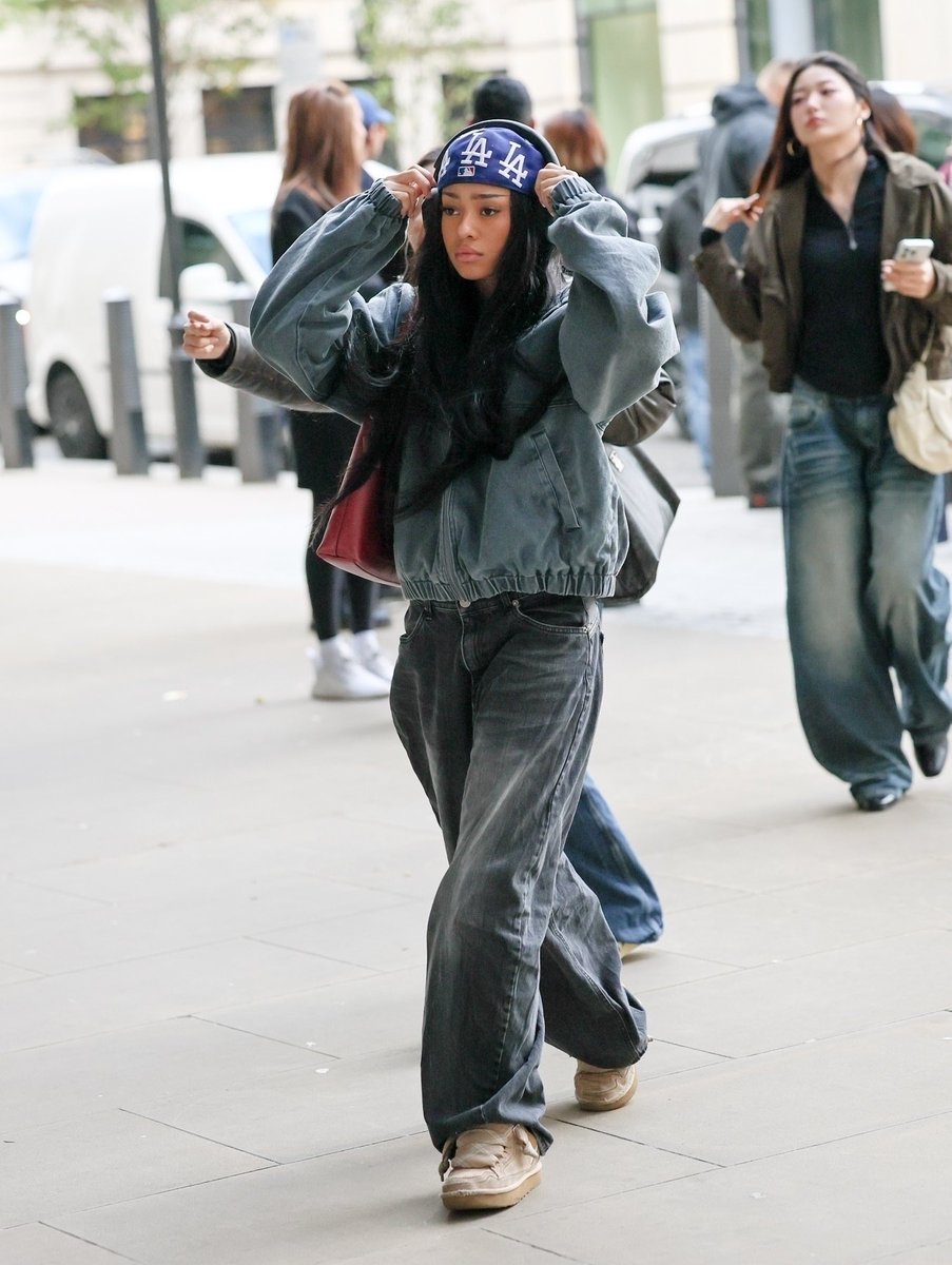 Manonary's tweet image. 📸 by London&apos;s street paparazzi.