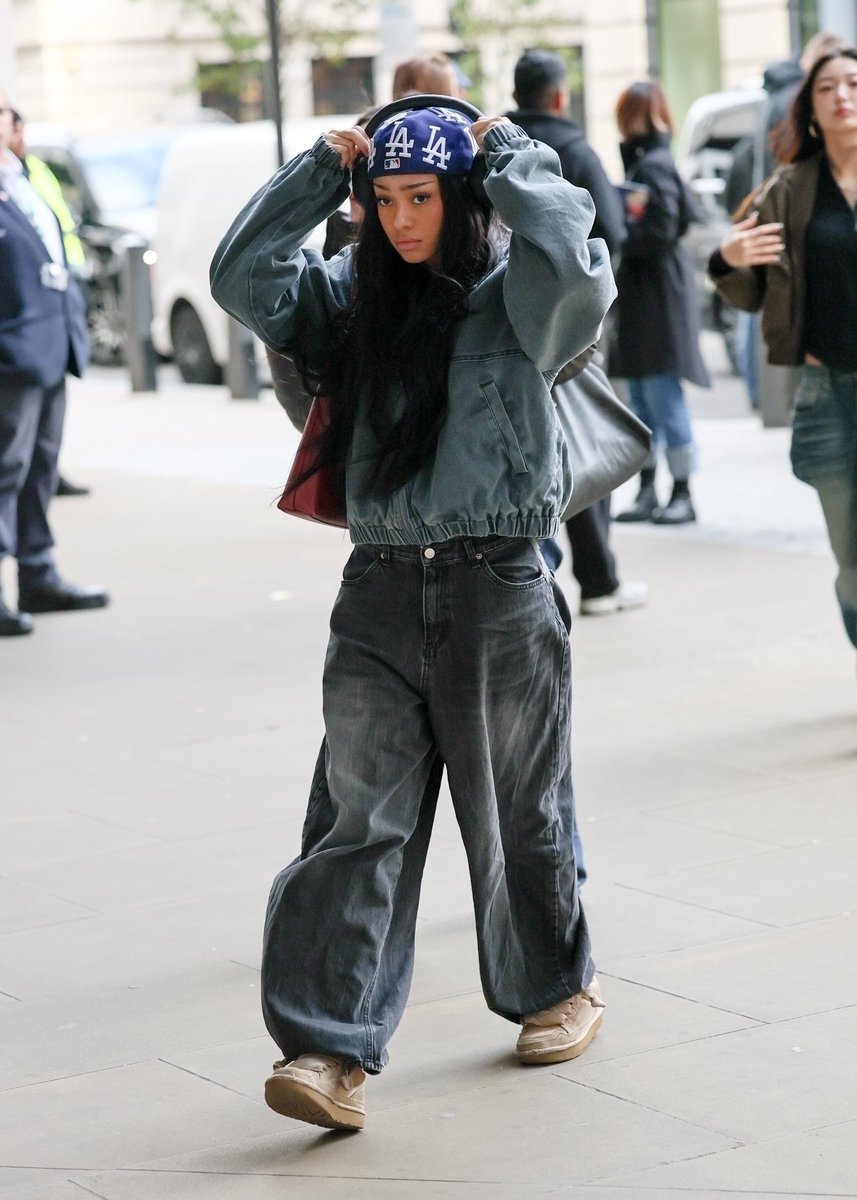 Manonary's tweet image. 📸 by London&apos;s street paparazzi.