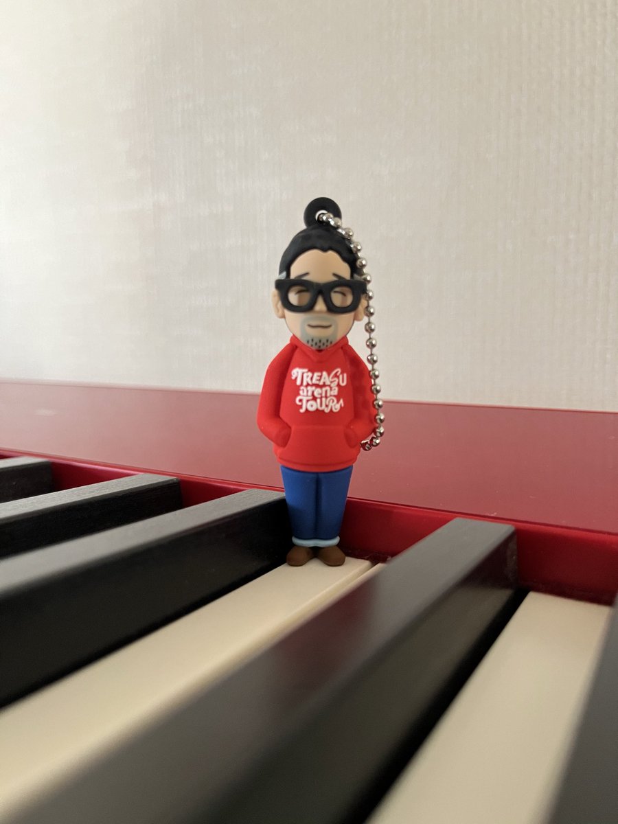 情報センターのmemeです😊ライブについて書こうと言葉を探していたら思いが溢れて気づけば3日も経ってました。マッキーの35周年をファンのみなさまと一緒にお祝いができて幸せでした。おめでとうございます。キーホルダーかわいすぎます❤️#TRESUarenaTOUR #槇原敬之 #fmcocolo765 #me組