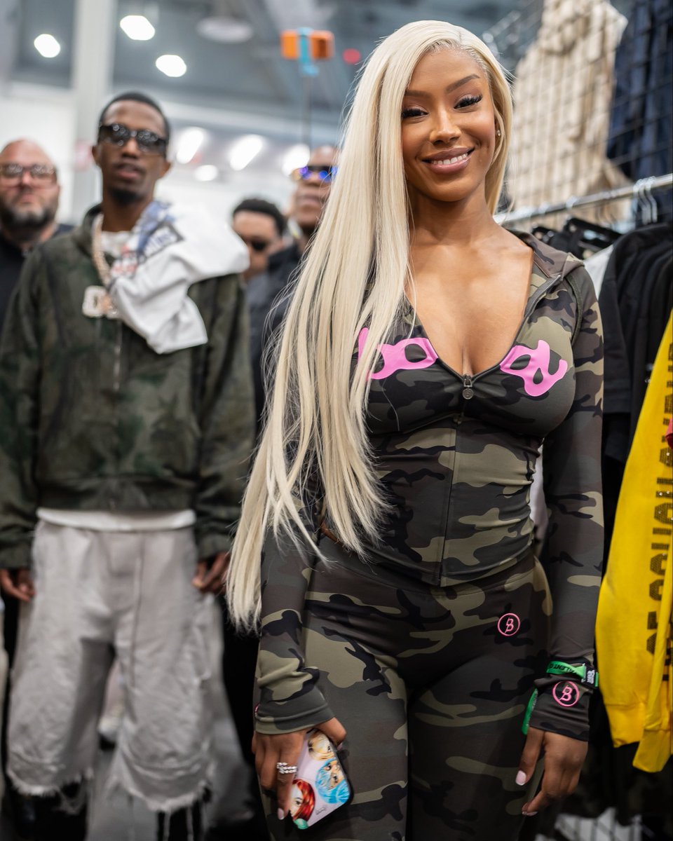 samsnappedit's tweet photo. Body by Raven 💕 https://t.co/RuzaHvUMjI