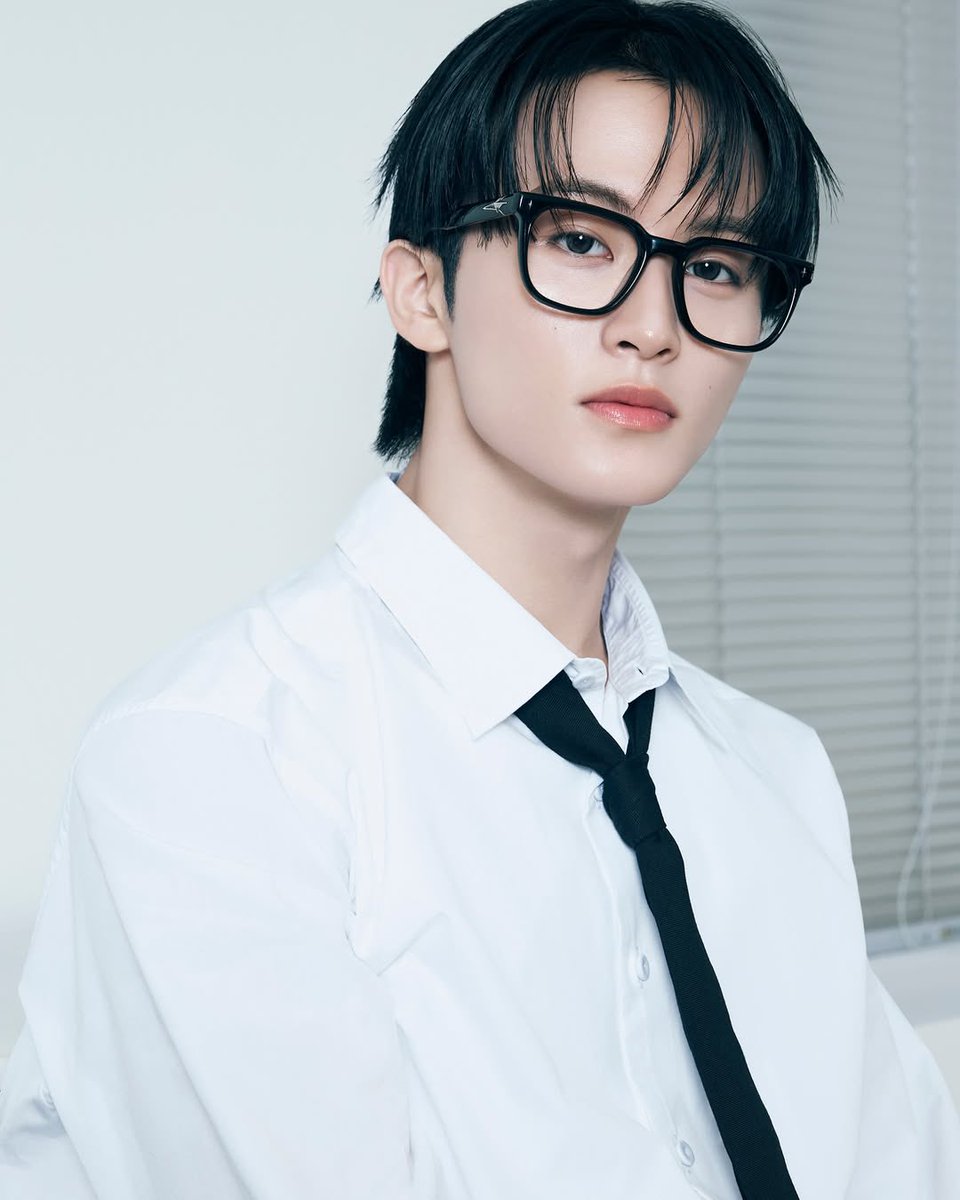 หนุ่มแว่นที่จริงใจกับแฟนๆจนได้เป็น brand model ภาพลักษณ์ที่เหมาะกับการเป็นนักวิจัยถูกจริตแบรนด์