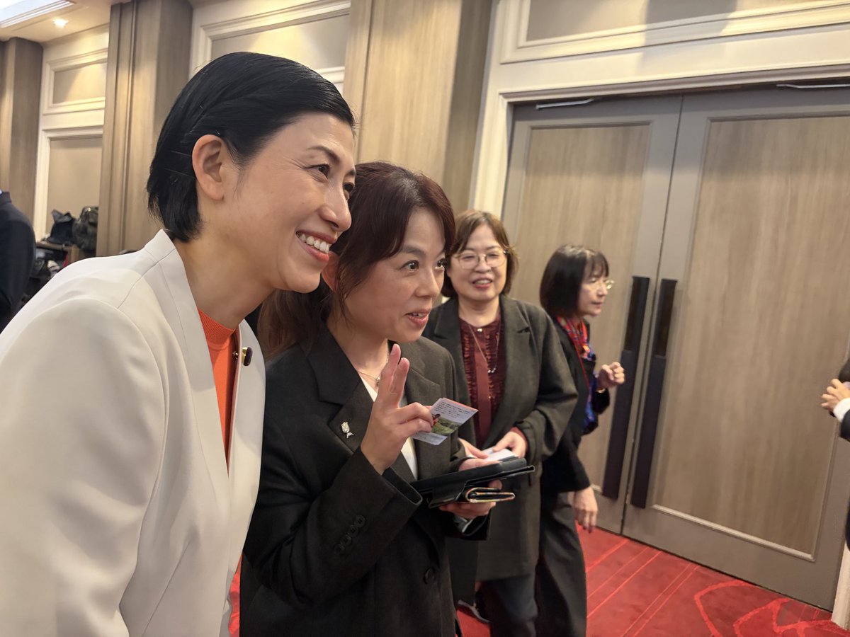 89314honda's tweet image. 10/26 日赤薬剤部長会議後の懇親会会場で星薬の同級生にも会えました！☺️
医療職俸給表の中で薬学教育6年制実現から見直しの過程から今日の課題の意見交換も。このような機会をいただき感謝でした！ #薬剤師 #日赤 #本田あきこ #ハートラちゃん