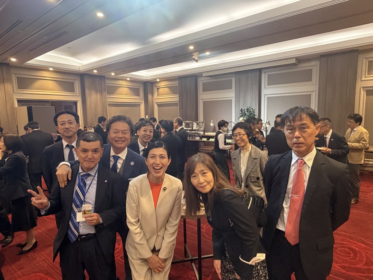 89314honda's tweet image. 10/26 日赤薬剤部長会議後の懇親会会場で星薬の同級生にも会えました！☺️
医療職俸給表の中で薬学教育6年制実現から見直しの過程から今日の課題の意見交換も。このような機会をいただき感謝でした！ #薬剤師 #日赤 #本田あきこ #ハートラちゃん