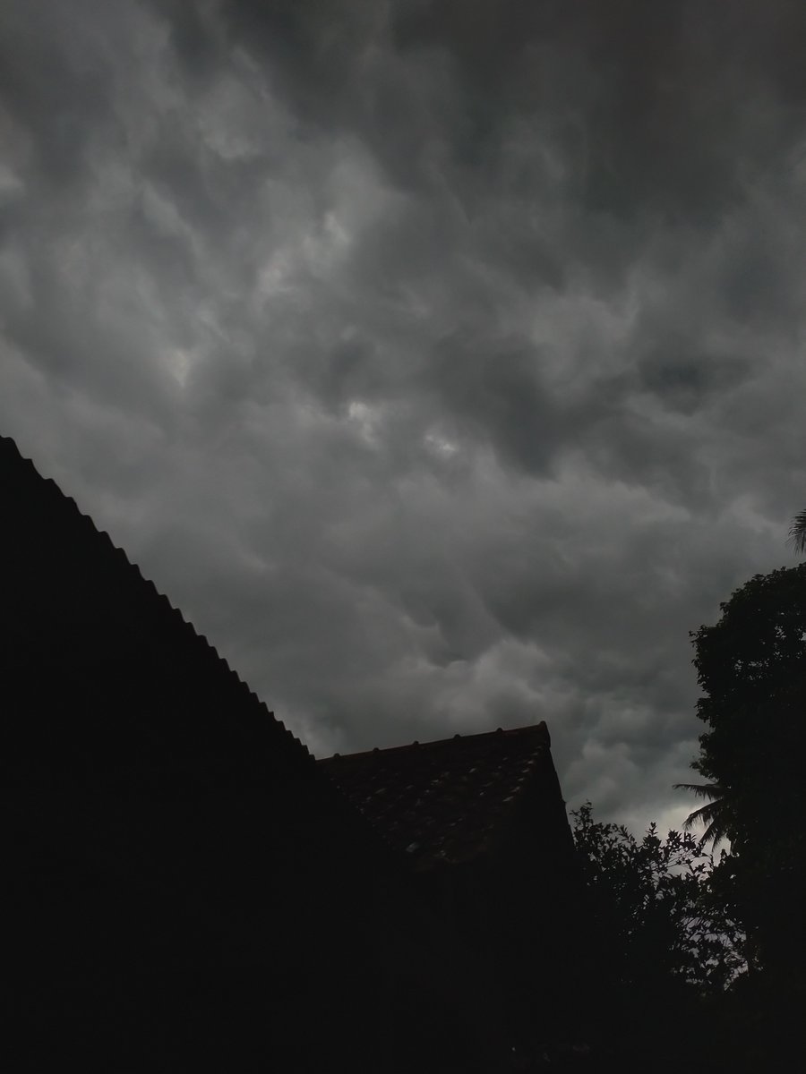 elenielframes's tweet photo. gloomy days https://t.co/dk8t1xLuuF