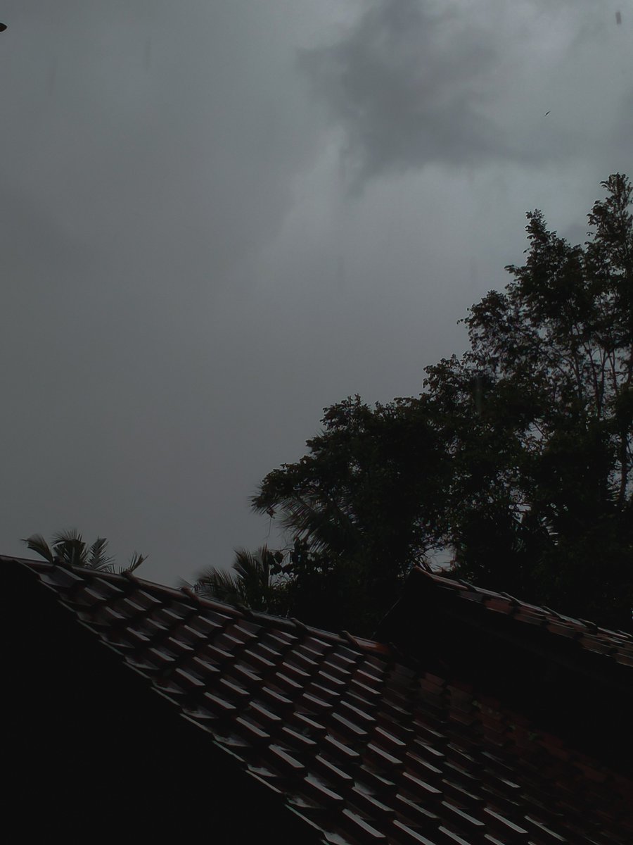elenielframes's tweet photo. gloomy days https://t.co/dk8t1xLuuF