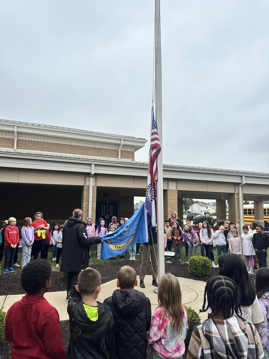 SCE_Principals's tweet image. The House of Tanzanite put their house flag up for having the lead at the end of 1st quarter. 💙💙💙💙💙💙💙💙💙 #scesoars