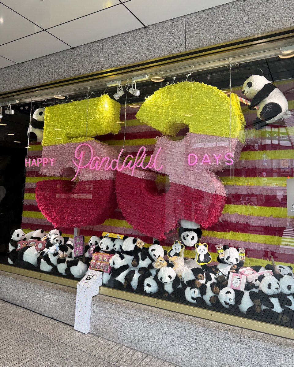 matsuzakaya_uen's tweet image. 【本日はパンダの日🐼】
パンダ来日記念日の本日10/28は「パンダの日」✨店内にいるパンダたちも目隠しをしてお菓子🍪の入った箱を無事に割ることができました！来日53周年をお祝い🎊
「HAPPY PANDAFUL DAYS」は11/4(火)までの開催です！ぜひお立ち寄りください💁
#ピニャータ