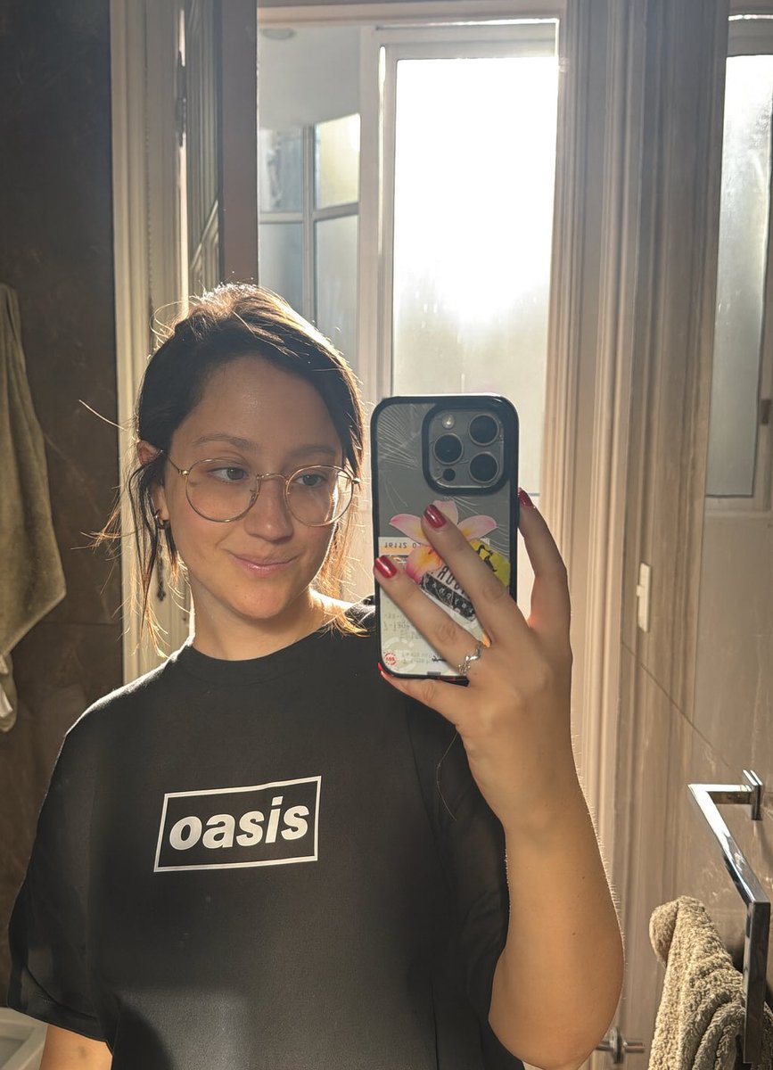 Ayuden a una gorda fan a ir al concierto que viene esperando desde que tiene 13 años. 

Tengo 3 entradas para campo día 1, necesito cambiarlas para el día 2. 

#OasisArgentina