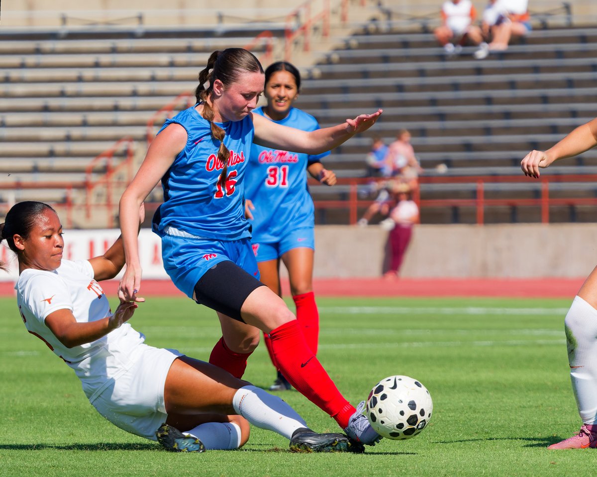 dientetex's tweet photo. @TexasSoccer vs. @OleMissSoccer   Texas wins 2-0 last regular season contest.
more match pics:   https://t.co/WWA5XDMcyB
#HookEm #RunWithTexas https://t.co/O4ZQTq0FBx