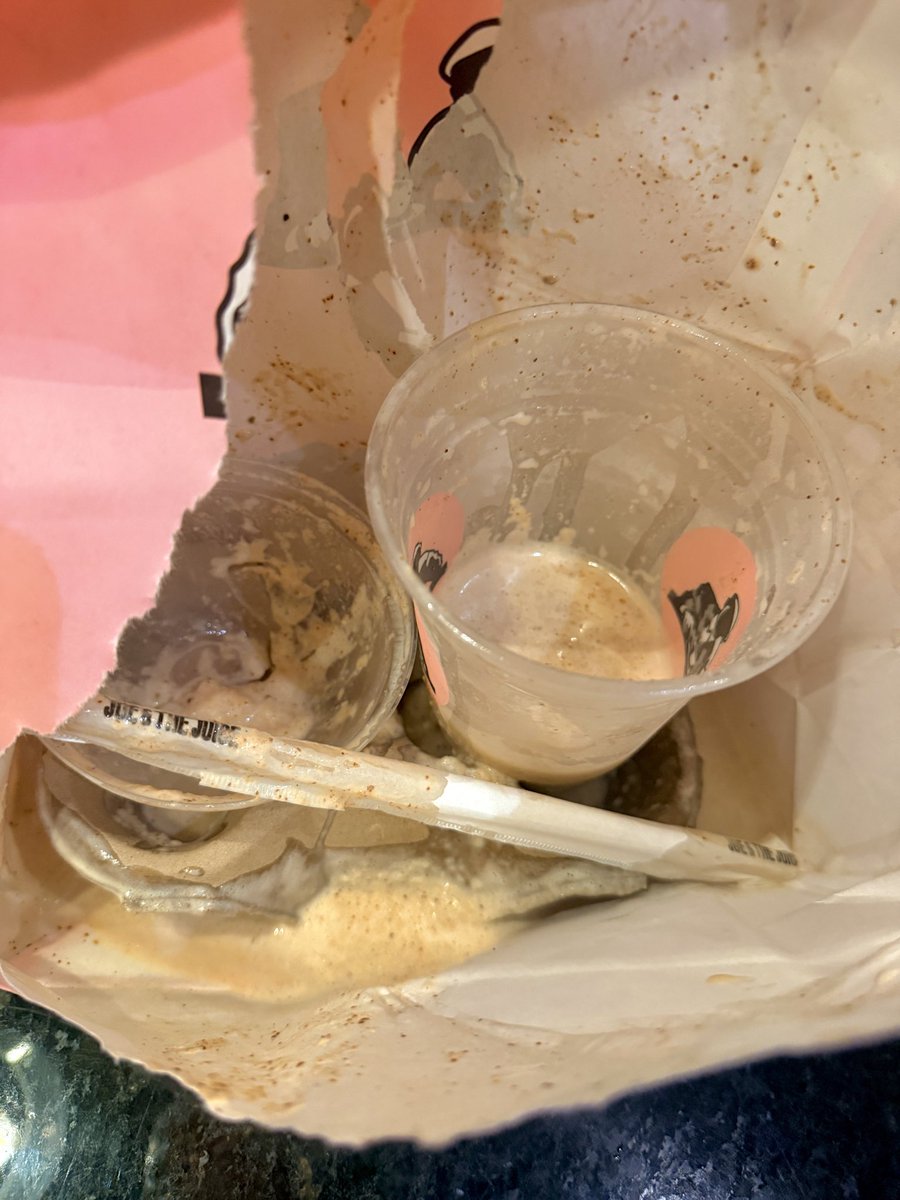 So <a href="/DoorDash/">DoorDash</a> , is this really your policy? I ordered a large smoothie from <a href="/joeandthejuice/">JOE & THE JUICE</a> that cost about $20 all-in (I know) and it arrived with the top off and the drink spilled in the bag.

When I reported the issue on the app, the ONLY resolution offered was a $5 credit?! 🤯