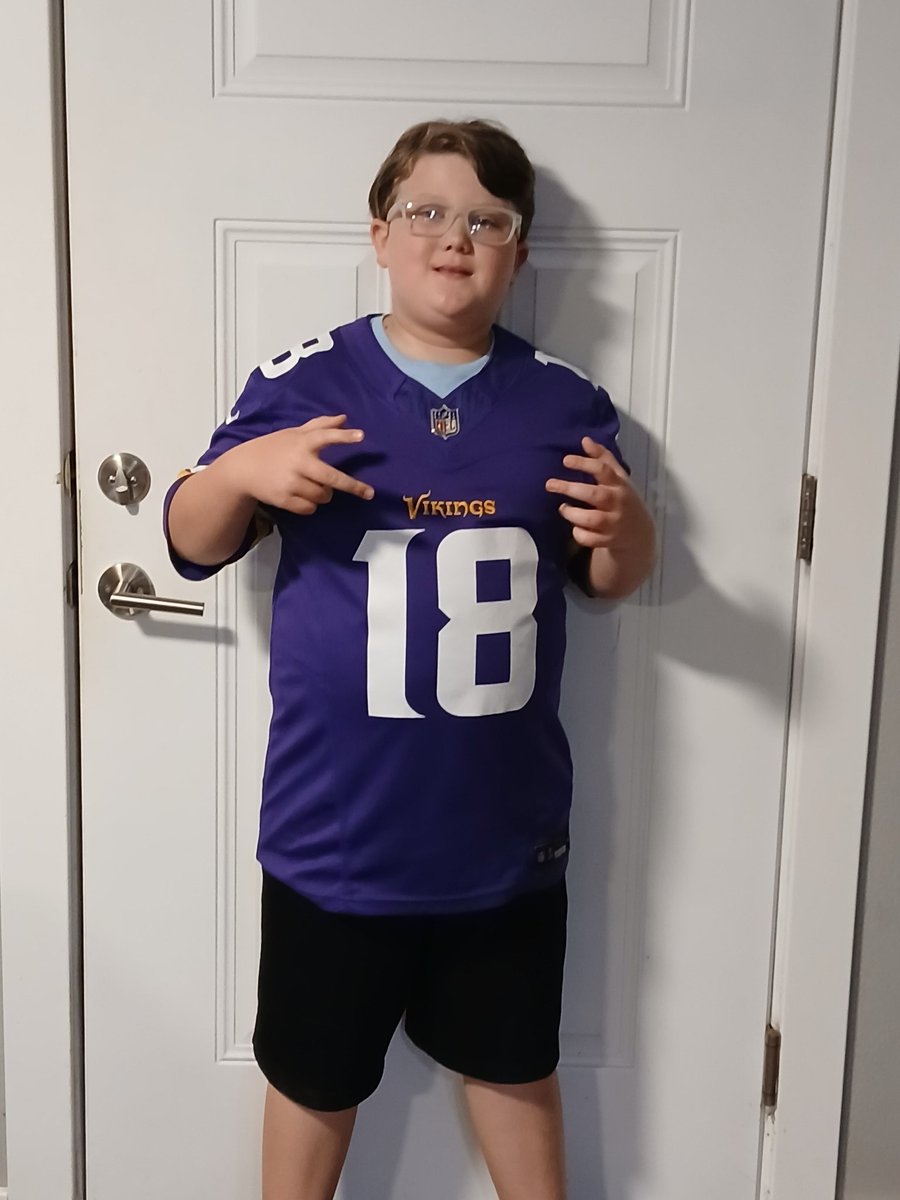 Proud_Dad_89's tweet image. Hey @JJettas2 @Vikings we are driving from Kansas to watch you play the @Ravens !! We would love a chance for you to sign his jersey!!!! He is 8 and this is his first NFL game!! #FirstNFLgame #Vikings #Skol