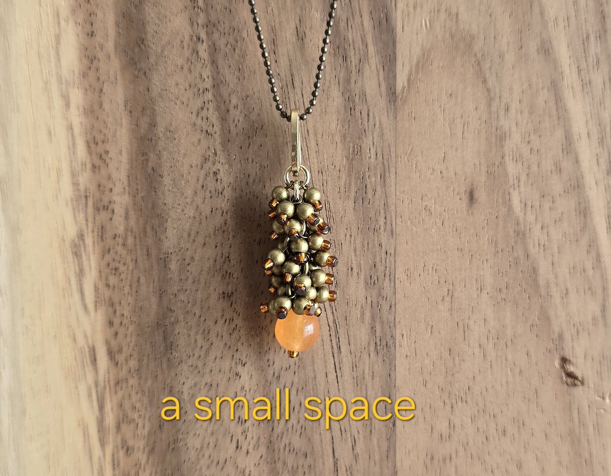 asmallspace1's tweet photo. 小さい秋みつけた🍁

少しずつ荒れ始めた
自分の手✋

ハンドクリームを探しに

パケ買いも楽しみのひとつ🌿

https://t.co/et93UGuNq8 https://t.co/I2QjuG9RoH