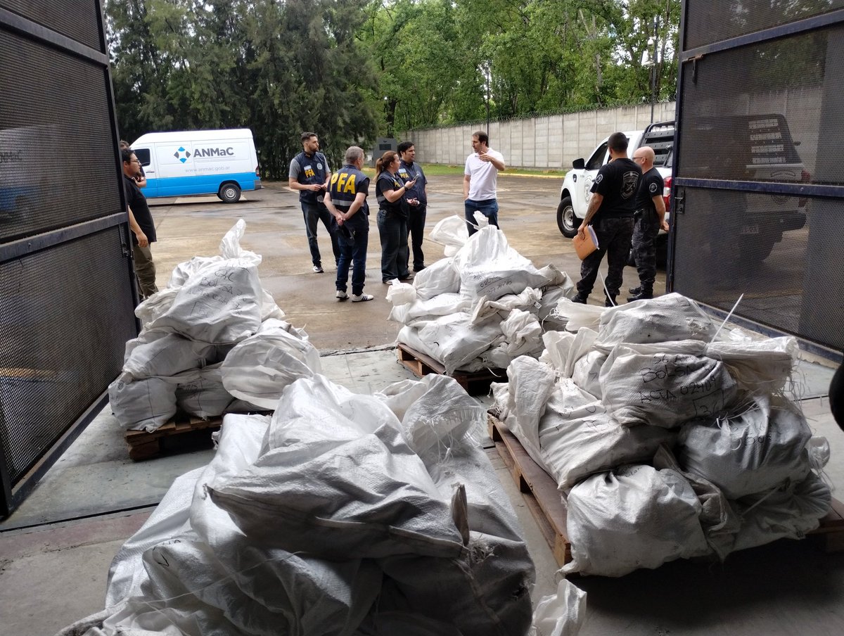 SergioSarlo's tweet photo. Seguimos retirando las armas del delito.
Con este nuevo traslado, ya alcanzamos casi 10.000 armas sacadas de circulación y fuera del alcance de la delincuencia dentro de la Provincia de Buenos Aires.

#RENAR #BANMAC #ControlDeArmas #Seguridad  #BuenosAires #SergioSarlo #anmac https://t.co/c8ldYxpZZO