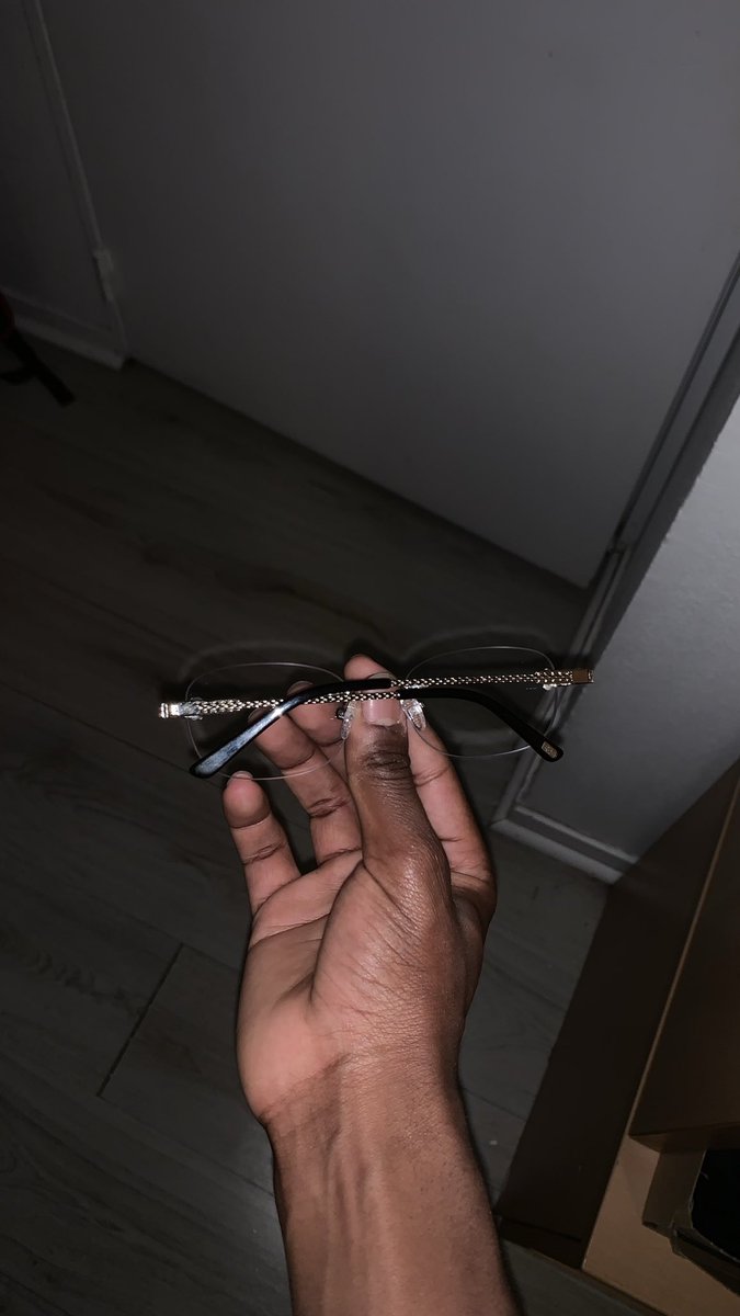 Mdrrr j’ai plus d’excuses pour garder mes lunettes de soleil en classe