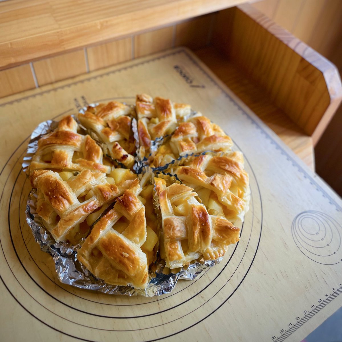 焼きたて𝙎𝙥𝙚𝙘𝙞𝙖𝙡 𝘼𝙥𝙥𝙡𝙚 𝙋𝙞𝙚で
おはようございます🍎

お店がバターと林檎の
しあわせな香りでいっぱいです𓏸𓍯𓂂𓐍𓏸

本日も秋晴れのもと、
皆さまのお越しをお待ちしています🐿️ˊ˗