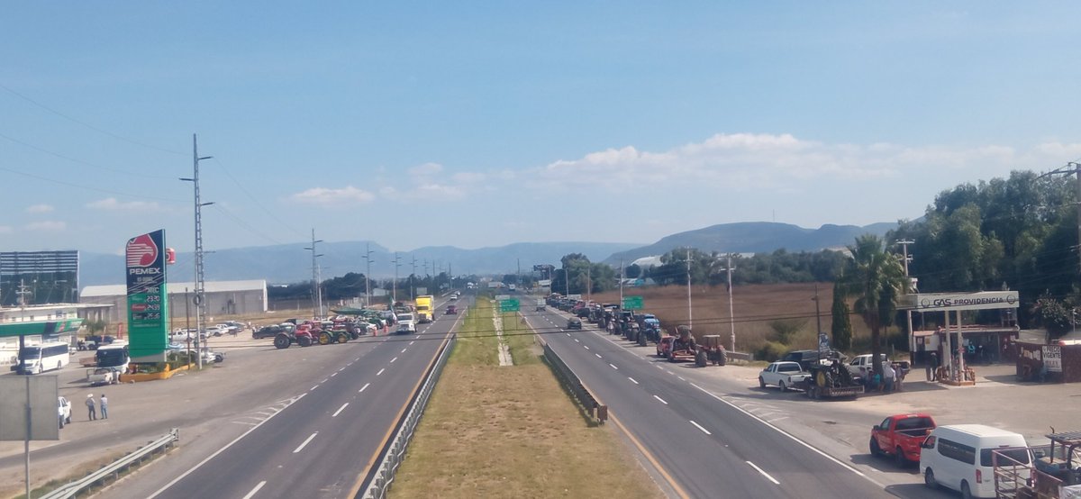 Stimpyleon's tweet image. Por qué no veo a los chayoteros o a medios "imparciales" hablar de los bloqueos de agricultores en diferentes partes del país?