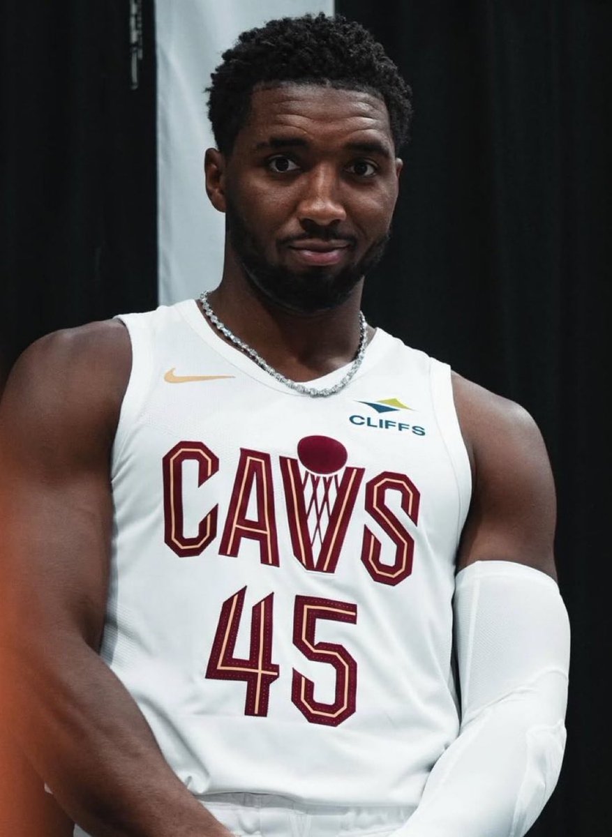 Donovan Mitchell this season:

31 PTS — 5 AST — 2 REB — 12/25 FGM
35 PTS — 5 AST — 2 REB — 10/15 FGM
24 PTS — 4 AST — 3 REB — 9/20 FGM
35 PTS — 2 AST — 1 REB — 13/18 FGM