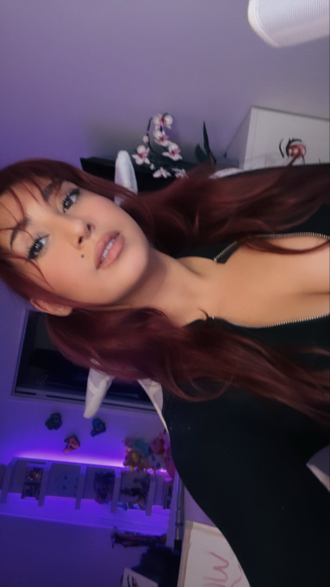 Live on Twitch!!! 💜💜 

Doughnuts are gross btw I need you all to know that 

Twitch.tv/zarej_