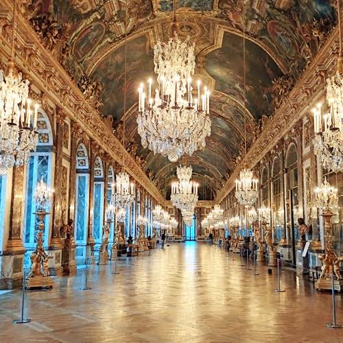 「女性向けファンタジーで出てくる、階段付きダンスホールの上の部分の名称がわからない」というポストが流れてきたので、ちょい調べてみたんだけど…

そもそも階段付きダンスホールというのがリアルで見つからない…ので、設計図もみつからない…。
ベルサイユ宮殿でもダンスホールに階段はない。