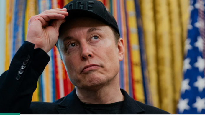 Top stories in tech today:

 Elon might leave Tesla if his $1T plan fails.
U.S. builds a $1B AI supercomputer with AMD.
 Meta adds “Ghost Posts” on Threads.
 ChatGPT sparks mental health debate.

💡 Plus: the $3.3K “AI Overview SaaS” idea 

Read now: 
trendule.beehiiv.com/p/elon-might-l…