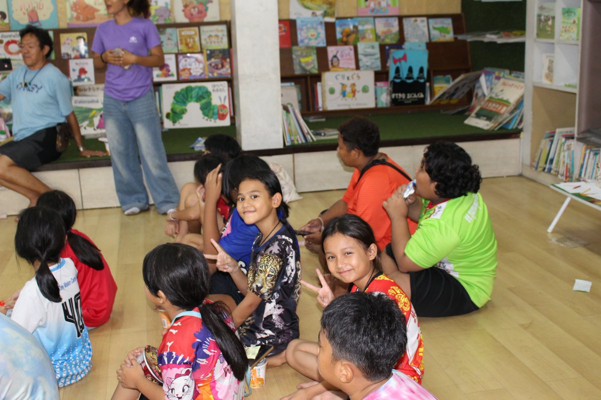 タイ・バンコクでのフォトンテスト(1)
9月にタイ最大規模のスラムであるクロントイ・スラム内にある図書館に通う子どもたち（4-12歳、20名弱）を対象にフォトコンテストを実施しました！
詳細⇒ sdgspromise.org/archives/17043

＃クロントイスラム #フォトコンテスト #MPJYouth